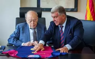 Laporta regala a Jordi Pujol una camiseta del FC Barcelona por el 95 cumpleaños del expresidente