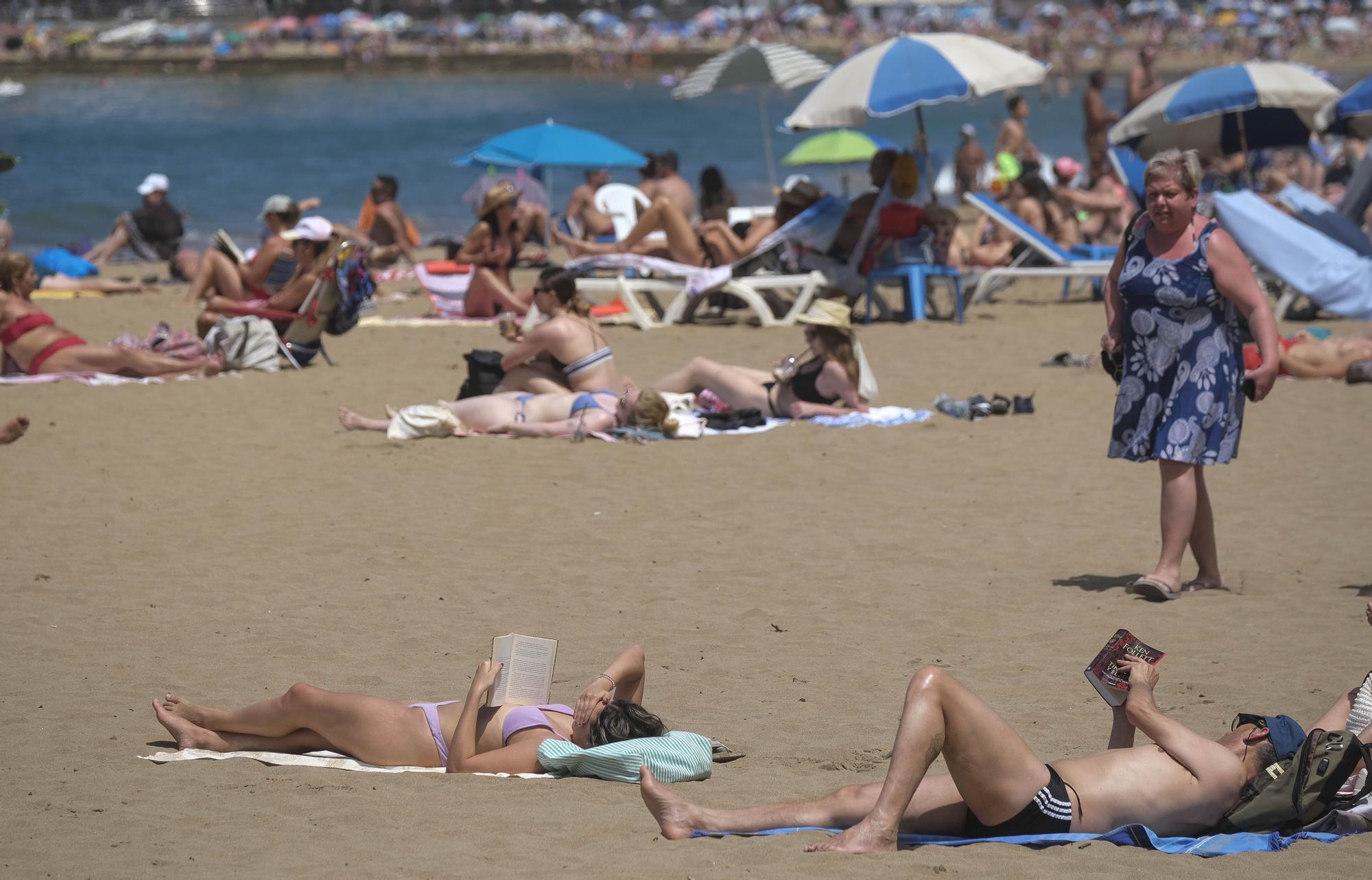 Así se vive la Semana Santa en la playa de Las Canteras, en Las Palmas de Gran Canaria. 