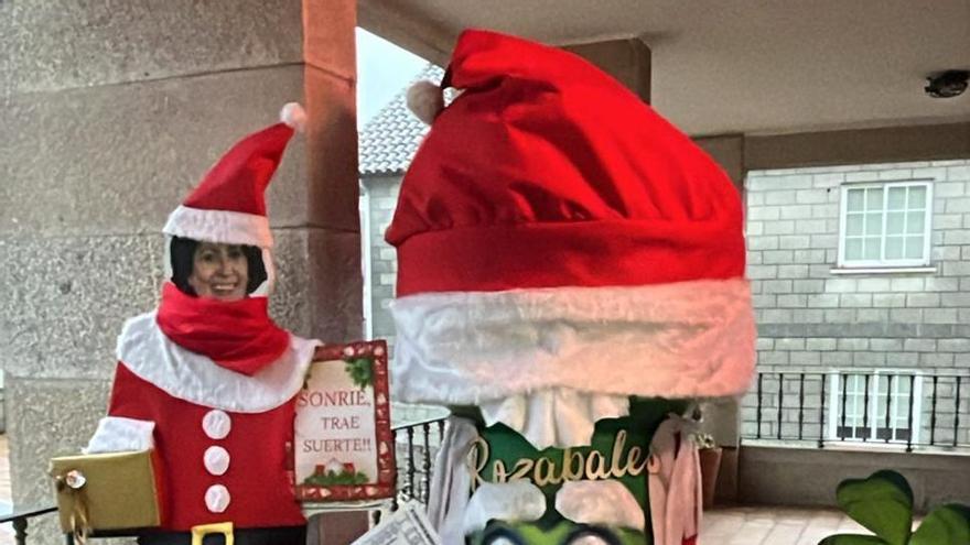 El estanco Rozabales, siempre al lado de la suerte de Navidad. Aldán siempre juega fuerte a la lotería de Navidad. El estanco de Rozabales es el que se encarga de repartir la suerte, y siempre toca algo: una pedrea, una terminación, un pellizco de uno de los grandes premios. La propietaria , Chelo Millán, decidió este año buscarle una pareja a Papa Noel y decorar con ella su local. Así que, en Aldán, Papa Noel ya tiene pareja y con un trébol de cuatro hojas.