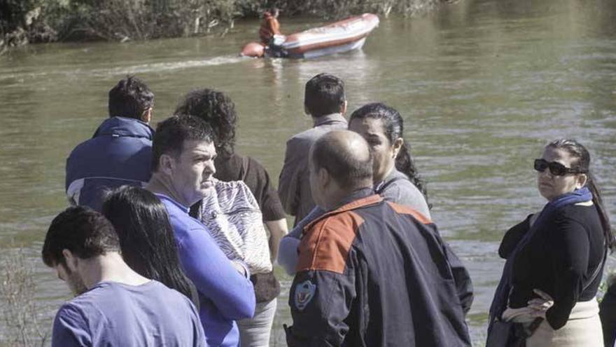 La familia del joven desaparecido en el Guadiana critica el operativo de búsqueda y pide más efectivos