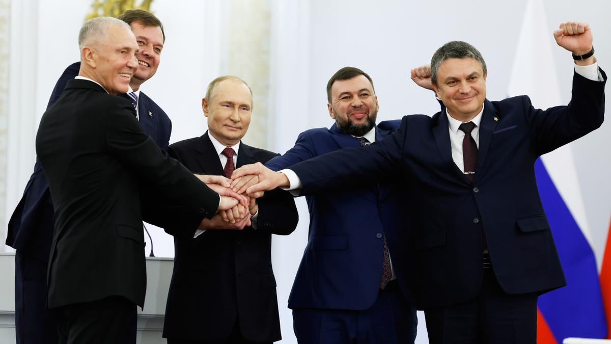 El presidente ruso, Vladímir Putin (centro), con los líderes de Donetsk, Denis Pushilin; Lugansk, Leonid Pasechnik; Zaporiyia, Yevhen Balitsky, y Jersón, Vladímir Saldo, este viernes tras la firma de la anexión.