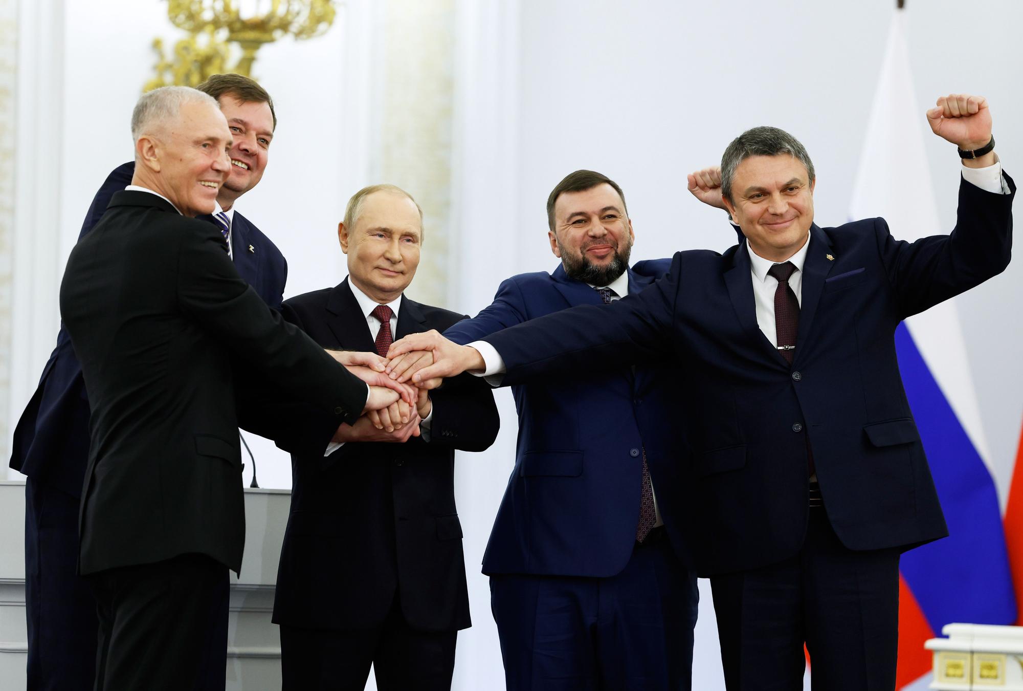 El presidente ruso, Vladímir Putin (centro), con los líderes de Donetsk, Denis Pushilin; Lugansk, Leonid Pasechnik; Zaporiyia, Yevhen Balitsky, y Jersón, Vladímir Saldo, este viernes tras la firma de la anexión.