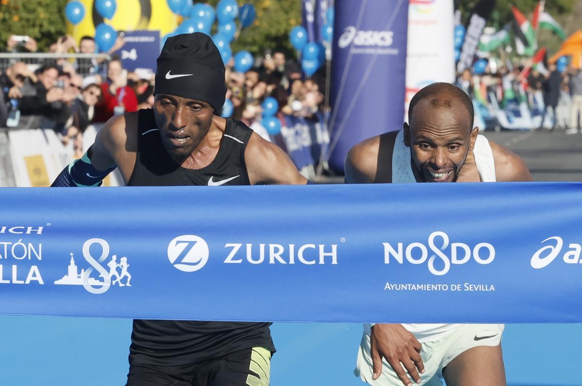El etíope Shura Kitata se impone a su compatriota Asrar Hiyrden en el Maratón de Sevilla.