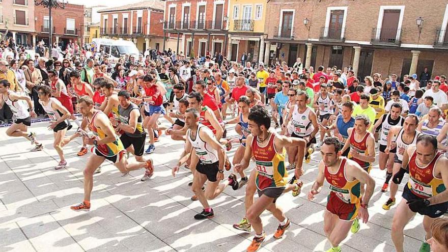 Los atletas inician la carrera en la primera edición de esta ya tradicional cita deportiva.