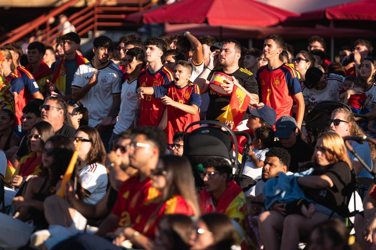 Ambiente de la afición tinerfeña en el Francia - España