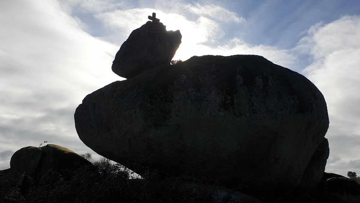 Cruz del Cabrón, entre Arroyo y Navas del Madroño. Posible vinculación del lugar con ritos profanos, de ahí su nombre (en alusión a la representación del demonio como macho de la cabra).