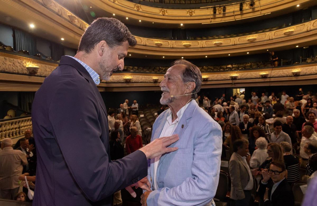 Paco González, director general de Promoción Institucional de la Generalitat, junto con el maestro Esplá al finalizar el acto