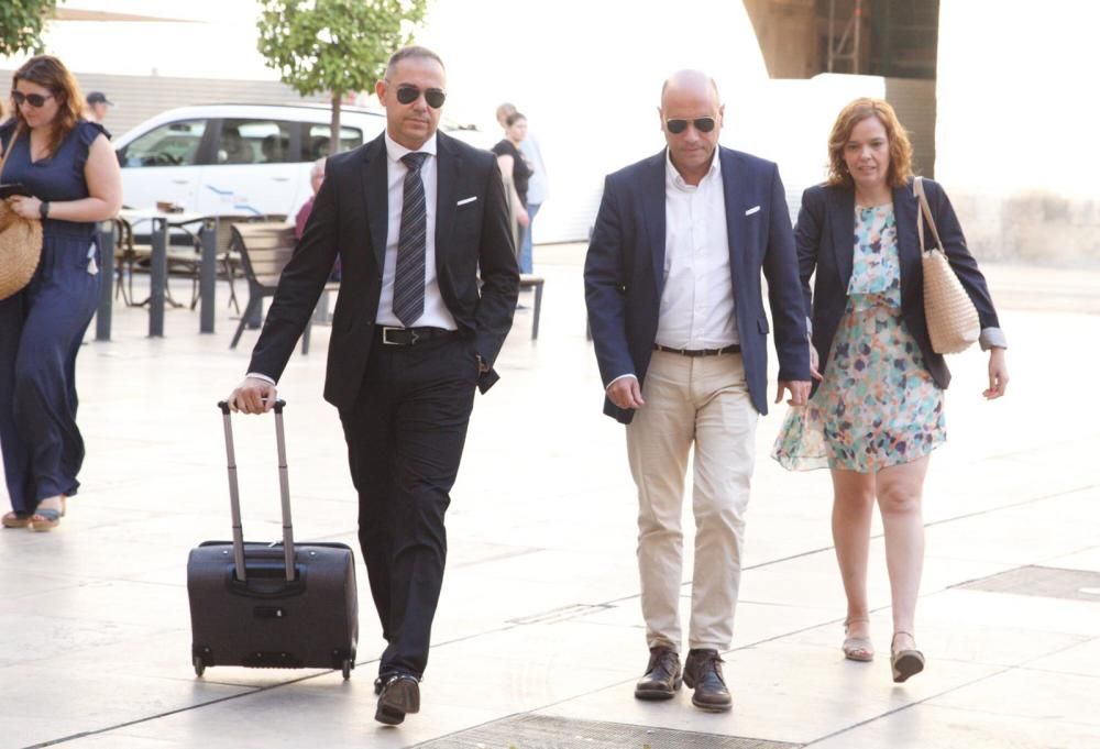 Gabriel Echávarri llega a la Audiencia de Alicante para ser juzgado por el fraccionamiento de contratos en Comercio