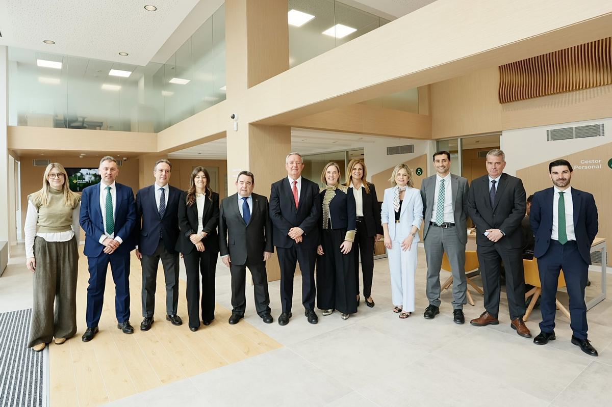 El presidente y el director de Caja Rural de Asturias junto a ejecutivos de la entidad en la inauguración.