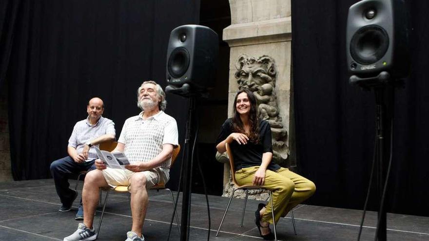 Por la izquierda, Javier Suárez Quirós, René de Coupaud y Zaida Hernández-Úrculo, ayer, en el Antiguo Instituto.