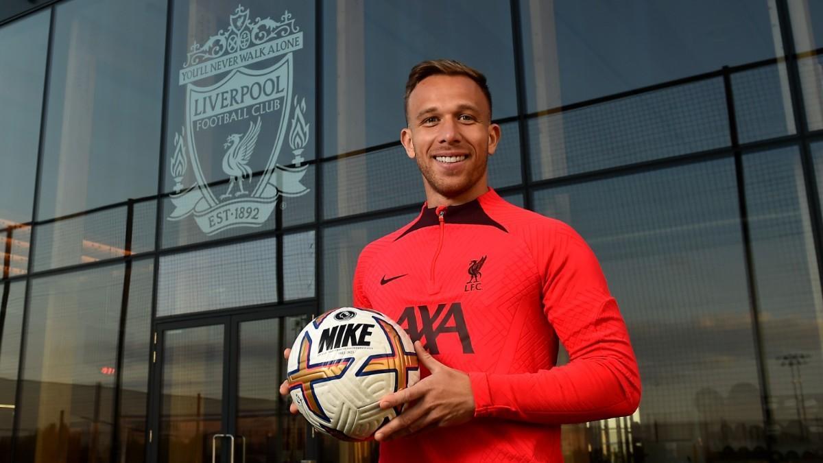 Arthur, posando en Anfield