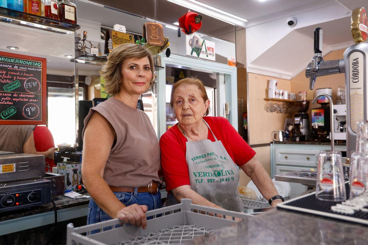 Mercedes Nevado y Lola Valverde, en su bar de Cerro Muriano.