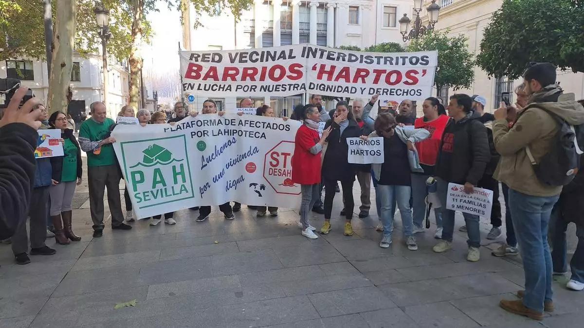 Protesta contra los desahucios en Palmete ante las puertas del Ayuntamiento.