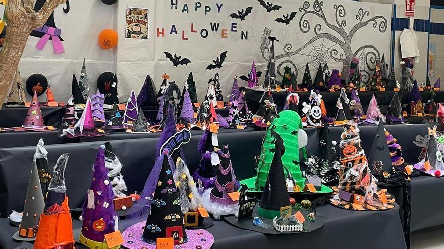 El Colegio El Vallín, en Piedras Blancas, se llena de un centenar de sombreros de bruja