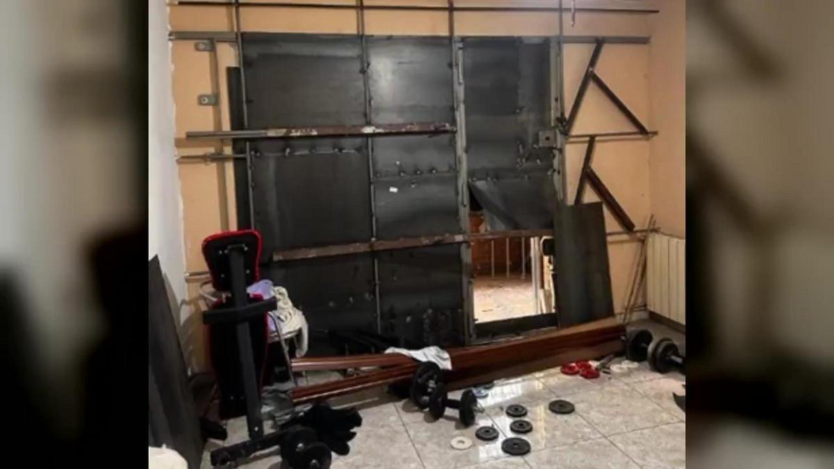 12 detinguts al desmantellar quatre ‘pisos-búnquer’ que venien droga les 24 hores a la Zona Franca 12 detinguts al desmantellar quatre ‘pisos-búnquer’ que venien droga les 24 hores a la Zona Franca