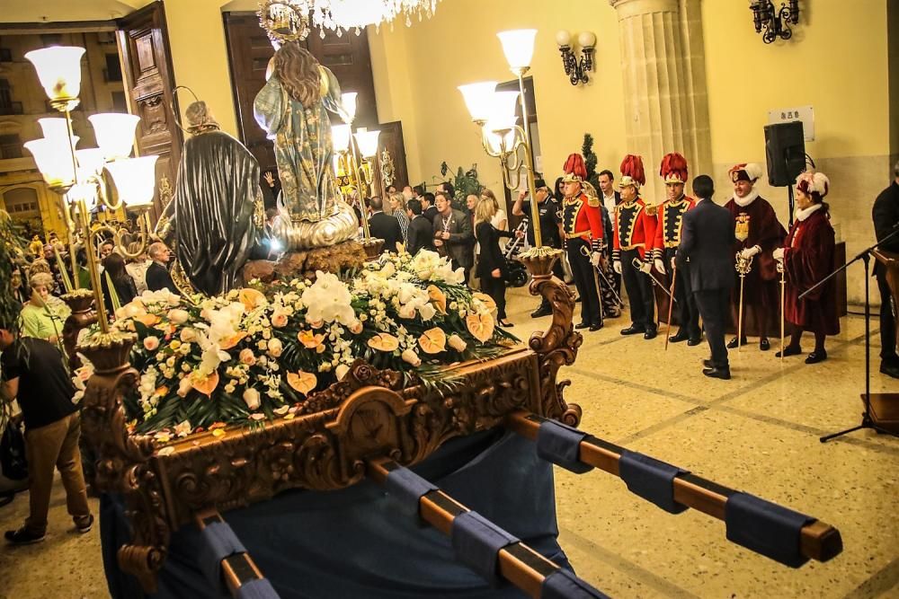 Alcoy muestra su devoción a la Virgen de los Lirios con miles de flores.