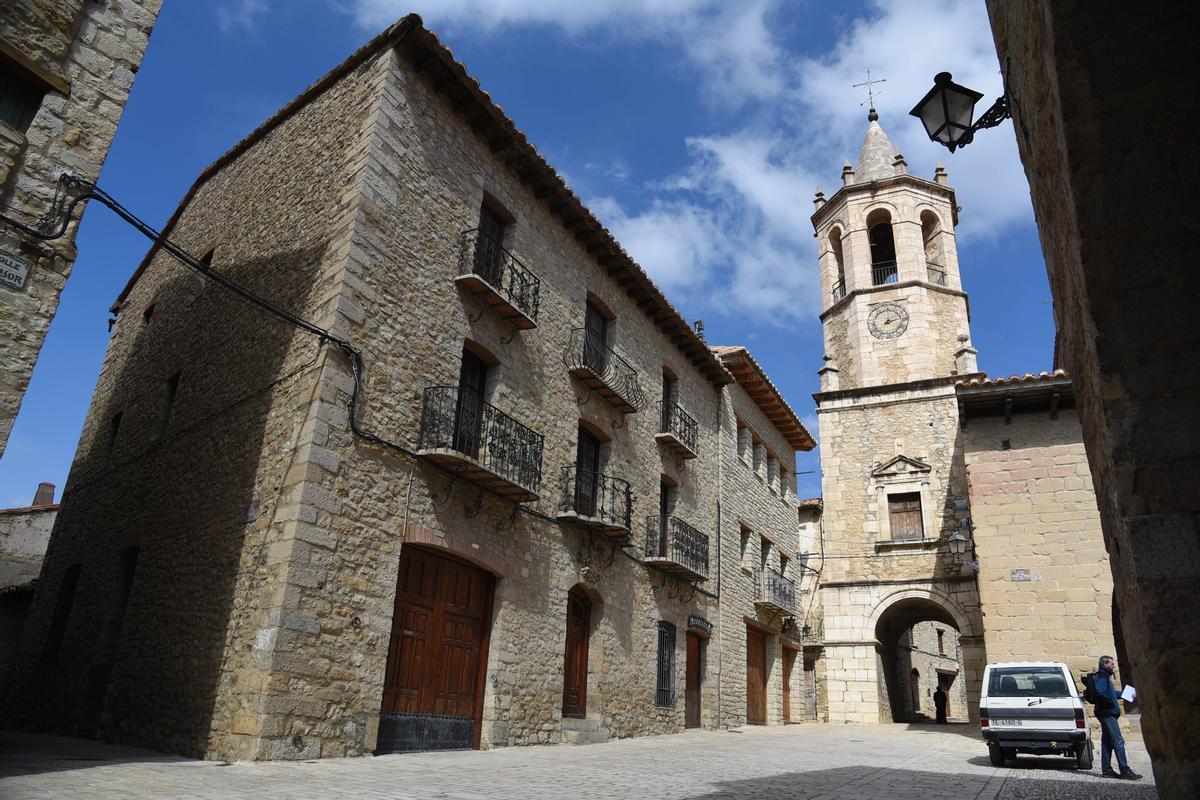 La plaza de Cantavieja, núcleo turístico del Maestrazgo, una de las actividades que mayor rendimiento económico genera para la zona y que según los detractores del proyecto de Forestalia estará en riesgo.