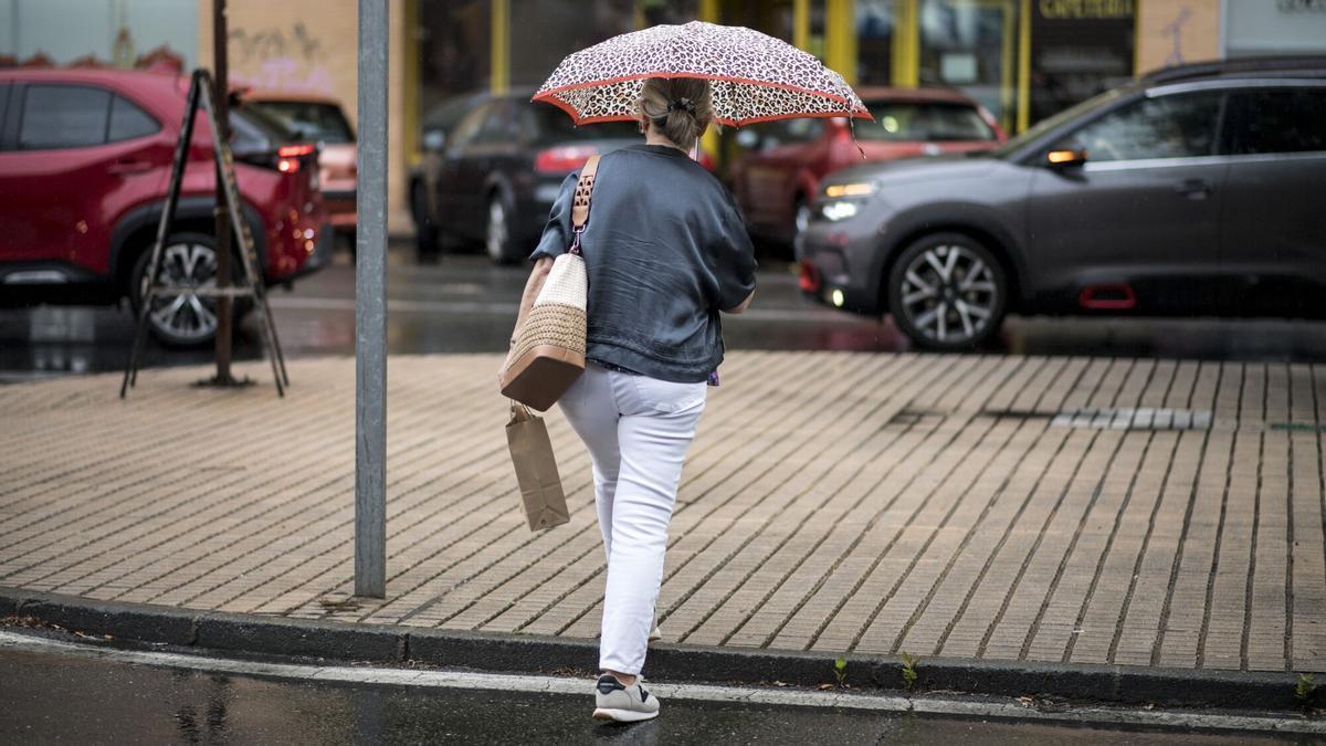 Gent amb paraigües sota la pluja.