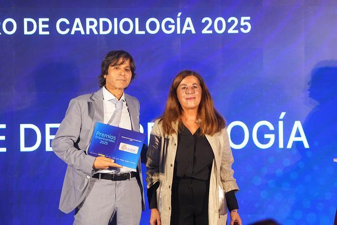 Nieves Salinas, redactora de Sanitat d’El Periódico va entregar el premi al Dr. Akram Loubad, director de Loubad Centre de Cardiologia.