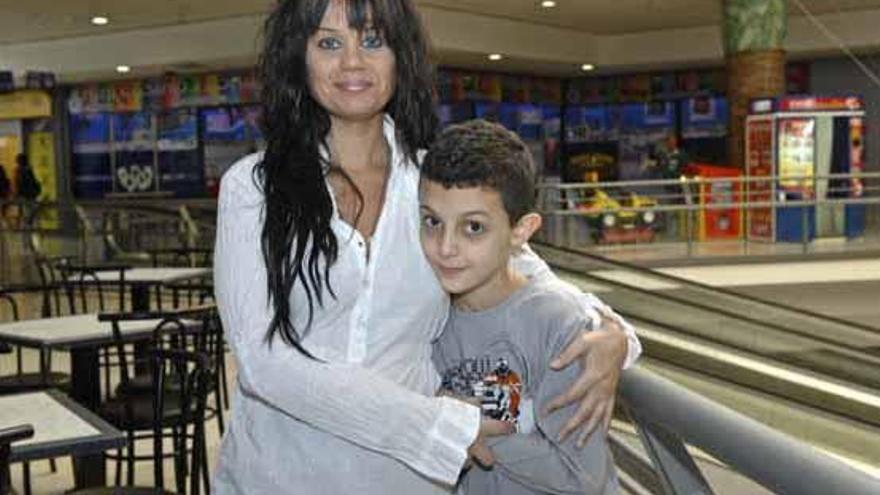 Lourdes Rodríguez Luque y su hijo David, ayer, en el centro comercial La Ballena de la capital. i ANDRÉS CRUZ