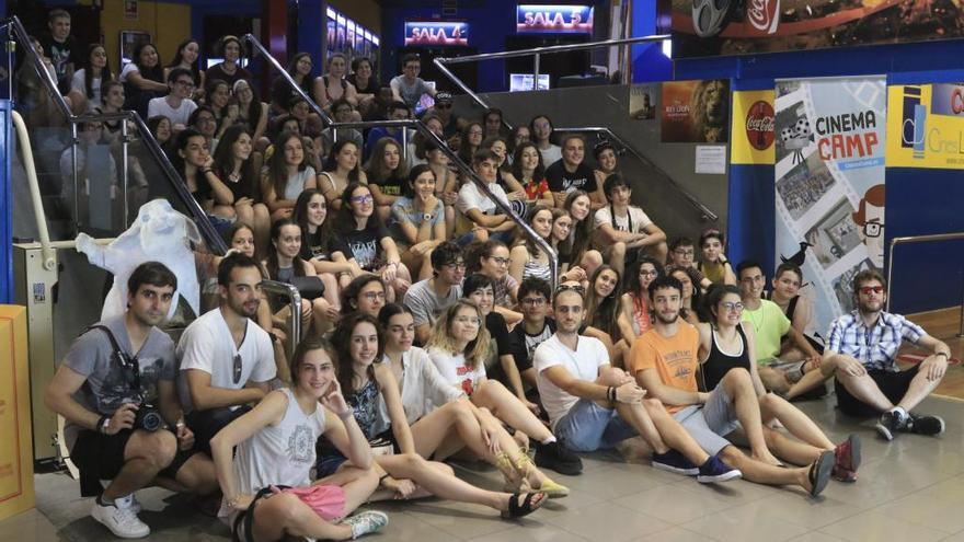 Los participantes de Cinema Camp en Zamora posan antes de la exhibición.