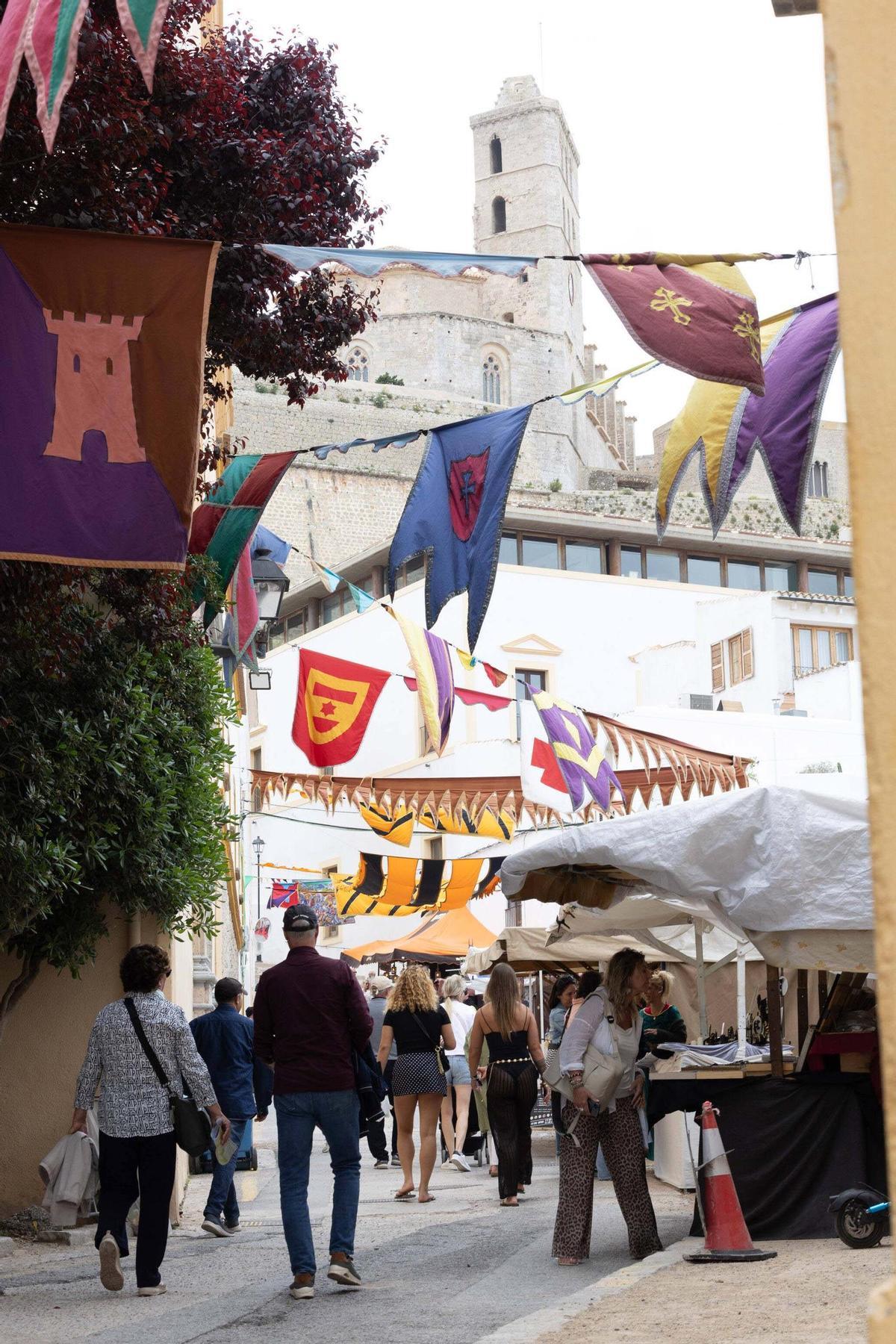 La lluvia ensombrece el primer día de la Feria Ibiza Medieval