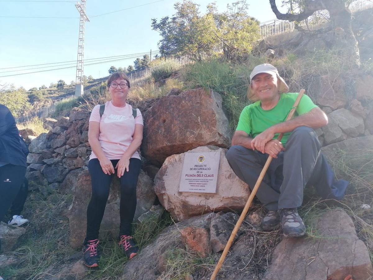 Una placa conmemorativa recordará a partir de ahora la labor de Teresa y Fernando en la 'Pujà dels Claus'.