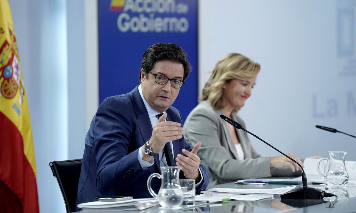 Óscar López y Pilar Alegría durante la rueda de prensa posterior al Consejo de MInistros.