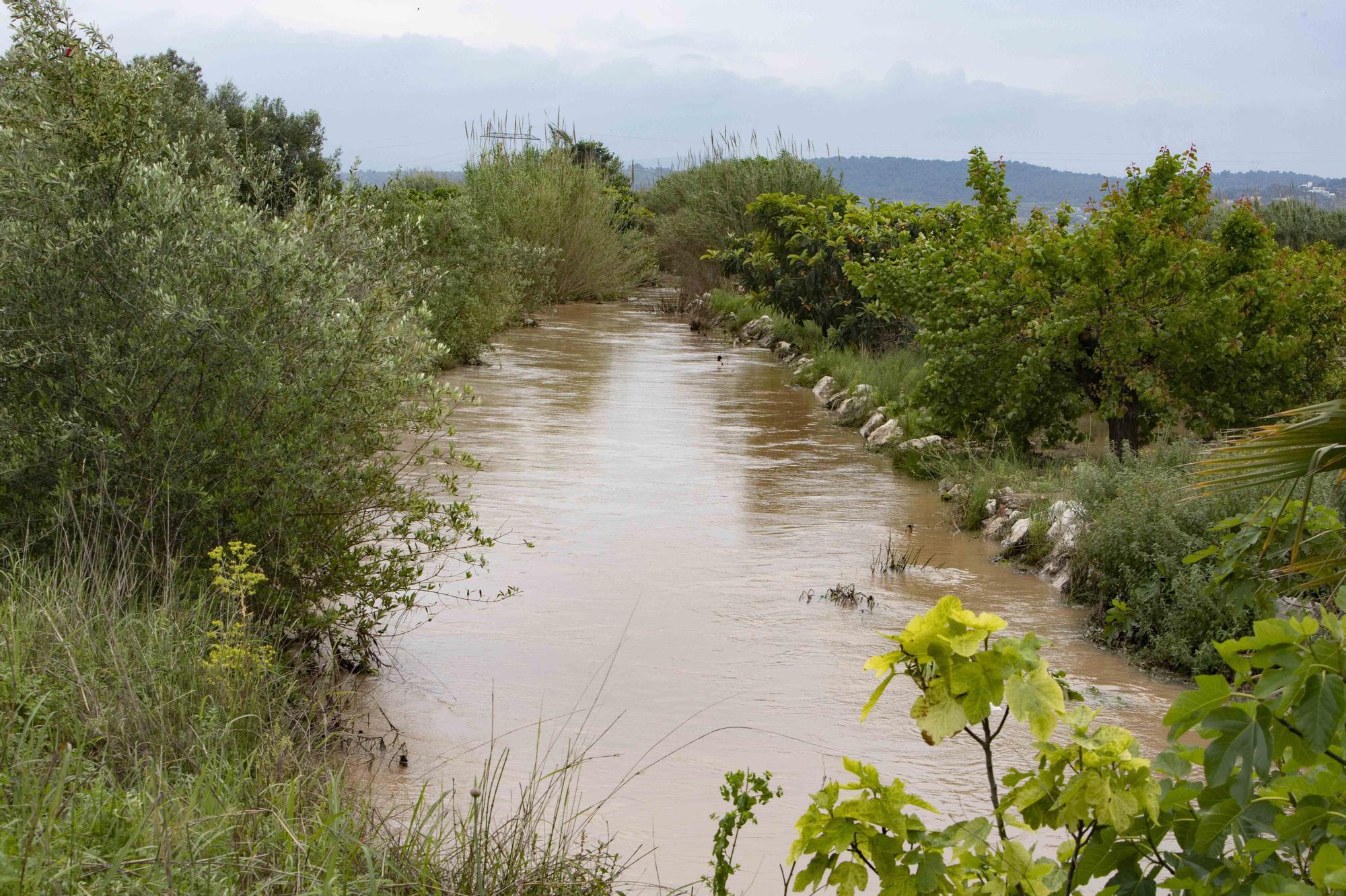 Las intensas precipitaciones han desbordado barrancos y cortado caminos en diferentes municipios de la comarca