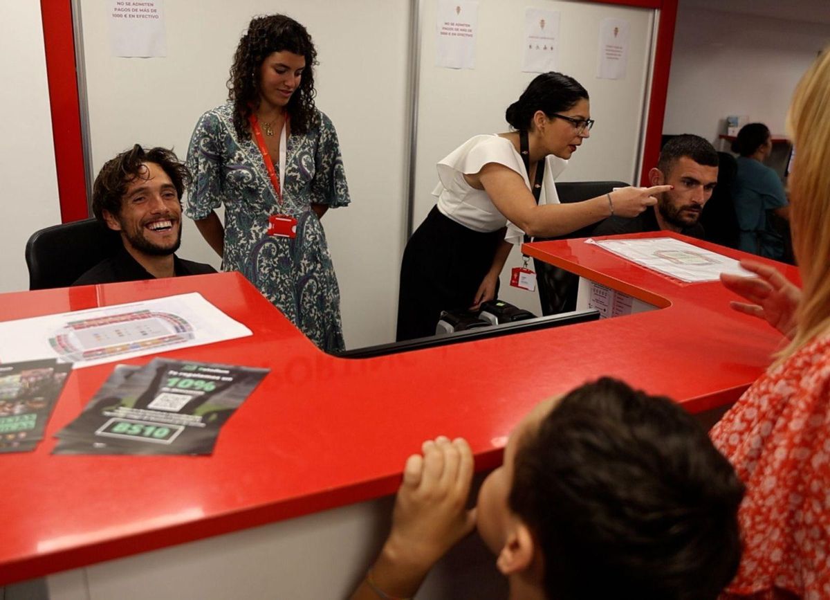 Corredera y Pablo Vázquez, ayer, en la oficina de abonados de El Molinón. | Á. GONZÁLEZ/ A. M.