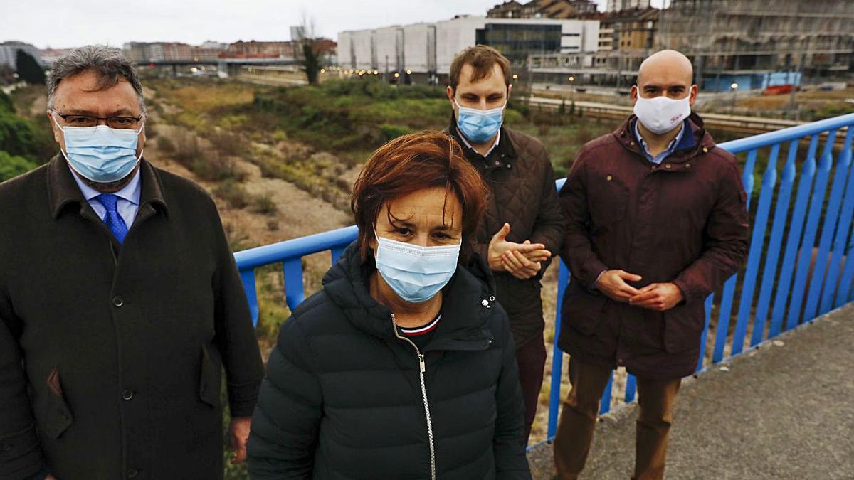 Por la izquierda, Oblanca, Moriyón, Pumares y Martínez Salvador, ayer, en la pasarela de Moreda, con terrenos del plan de vías detrás.