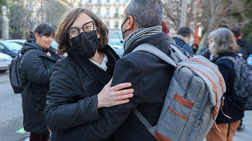 La diputada del Parlament y portavoz de la CUP, Eulalia Reguant (i), a su llegada al Tribunal Supremo para declarar.