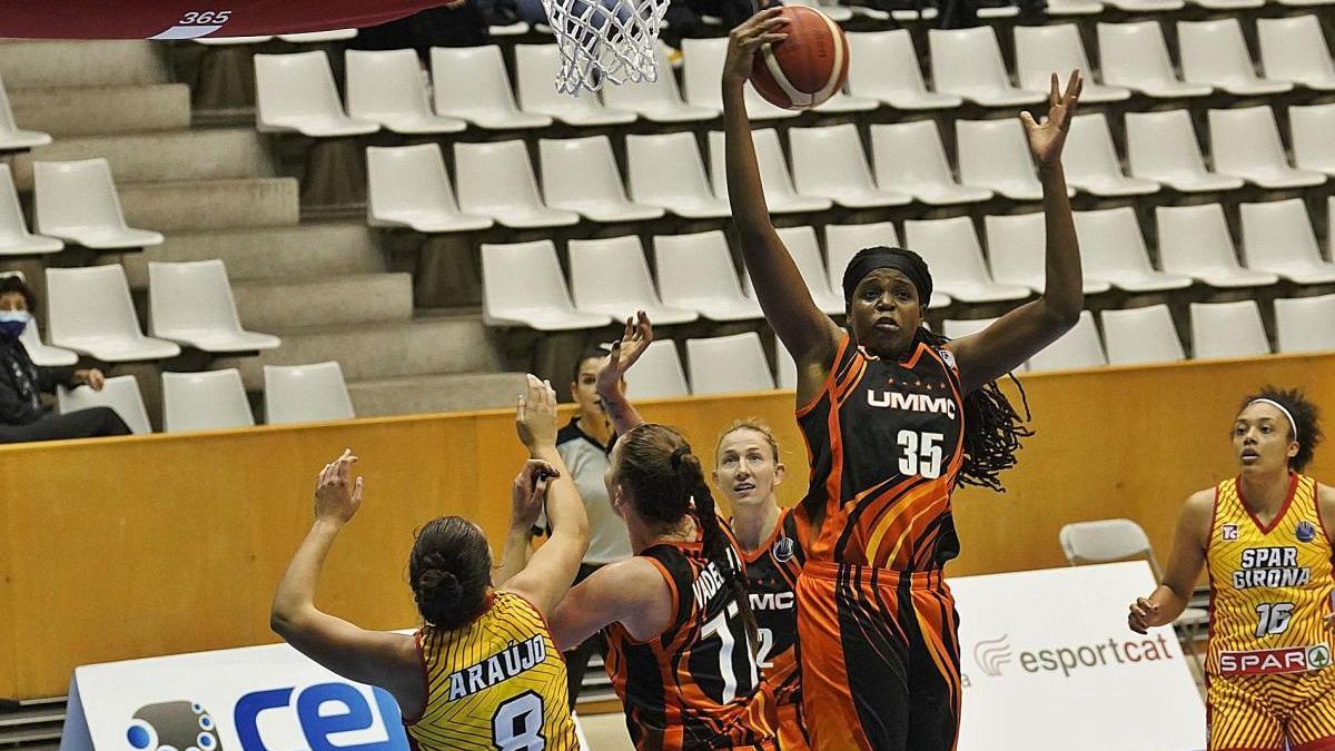 Jonquel Jones (Ekaterinburg) agafant un rebot en el partit contra l?Spar Girona a  Fontajau.