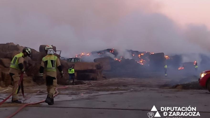 Un millón de kilos de forraje arden en la cooperativa de Pinsoro