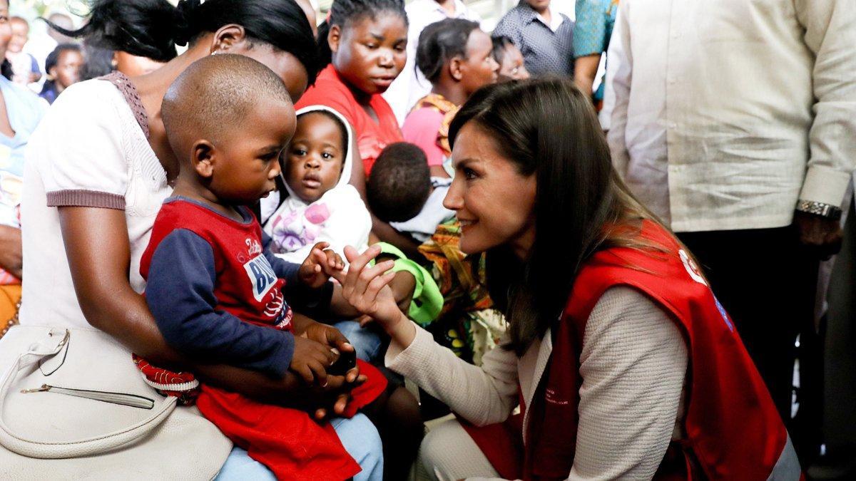 GRAF413. MANHI?A (MOZAMBIQUE), 29/04/2019.- La reina Letizia en su visita este lunes, en la localidad mozambique?a de Manhi?a, al centro de referencia internacional contra enfermedades transmisibles, entre ellas la malaria, impulsado por la cooperaci?n espa?ola, primer acto en la agenda del viaje de la reina a Mozambique, para apoyar la labor que realizan los cooperantes espa?oles y conocer sobre el terreno los efectos de los dos ciclones que han azotado al pa?s en menos de mes y medio. EFE/Ballesteros