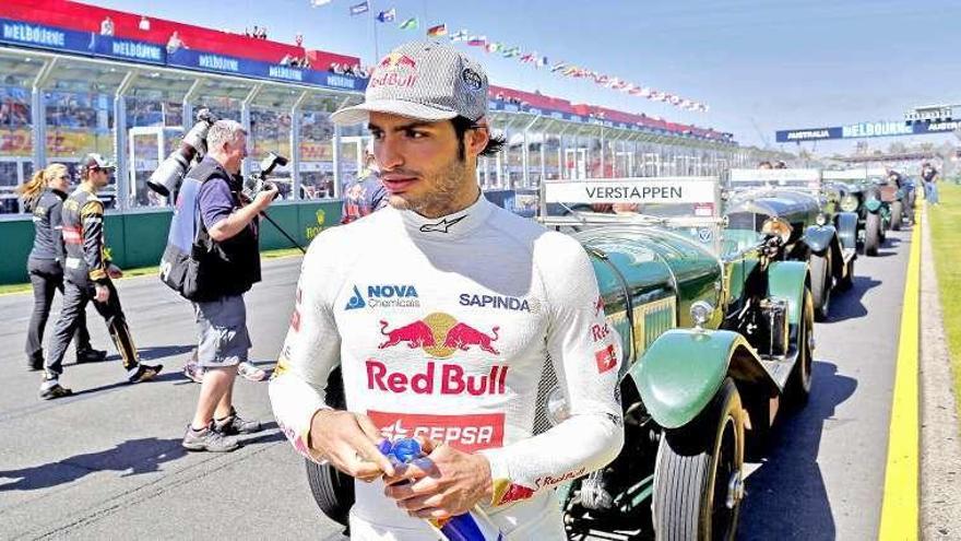 Carlos Sainz en el inicio del Gran Premio de Australia del pasado año.