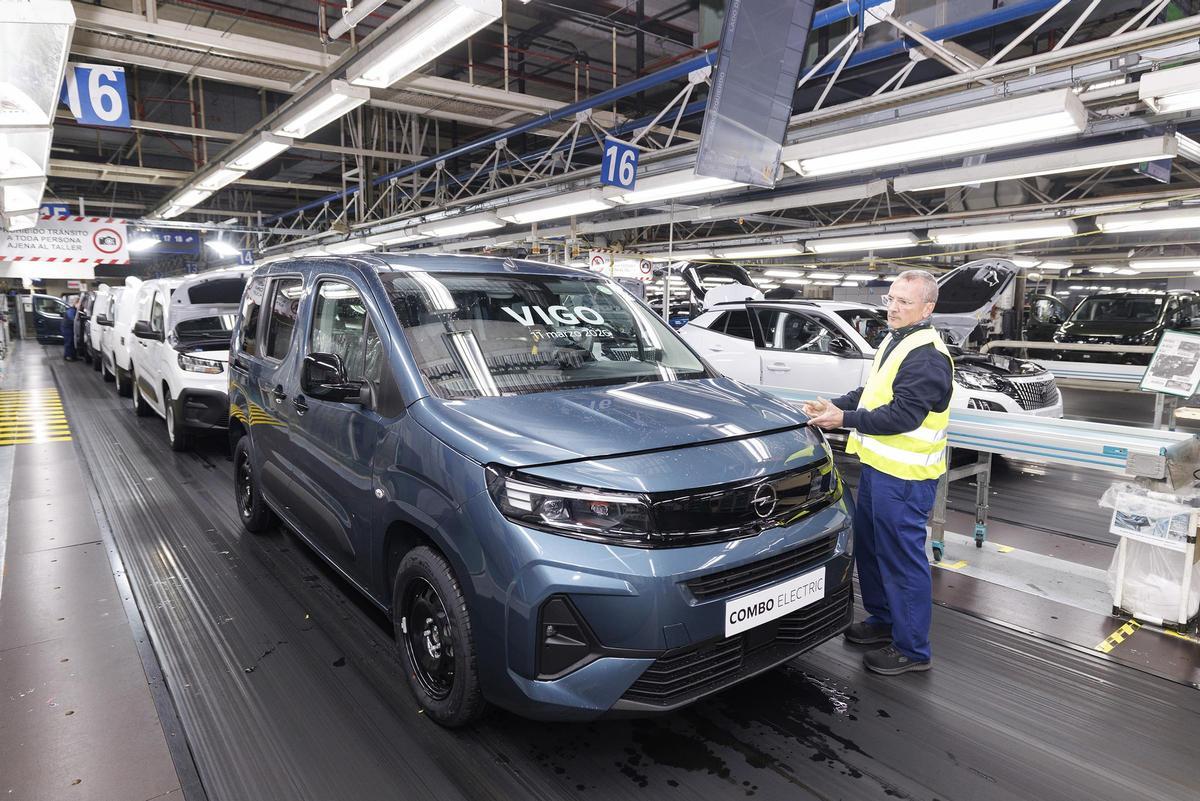 La furgoneta Opel Combo eléctrica que se convirtió en la unidad 17 millones en Stellantis Vigo