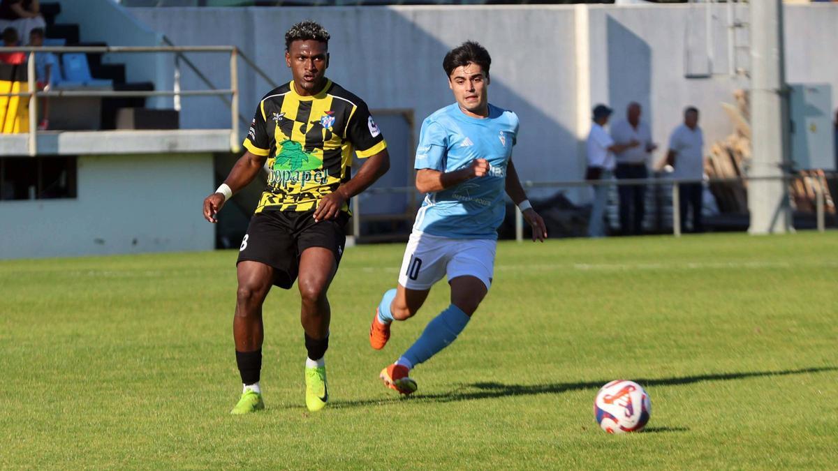 Gus y Iago Portas luchan por un balón en el encuentro de San Pedro.