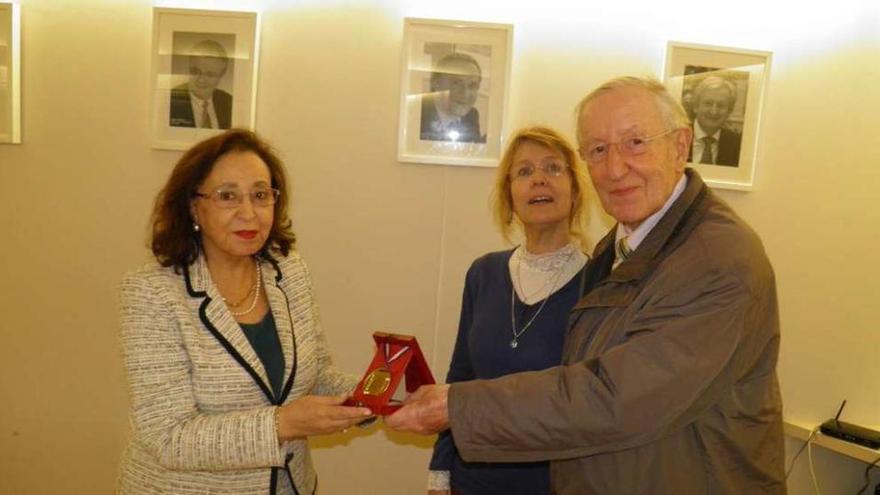 Marita Souto, con la vicepresidenta Sylvie Ancey y el doctor Fleurin en París. // FdV