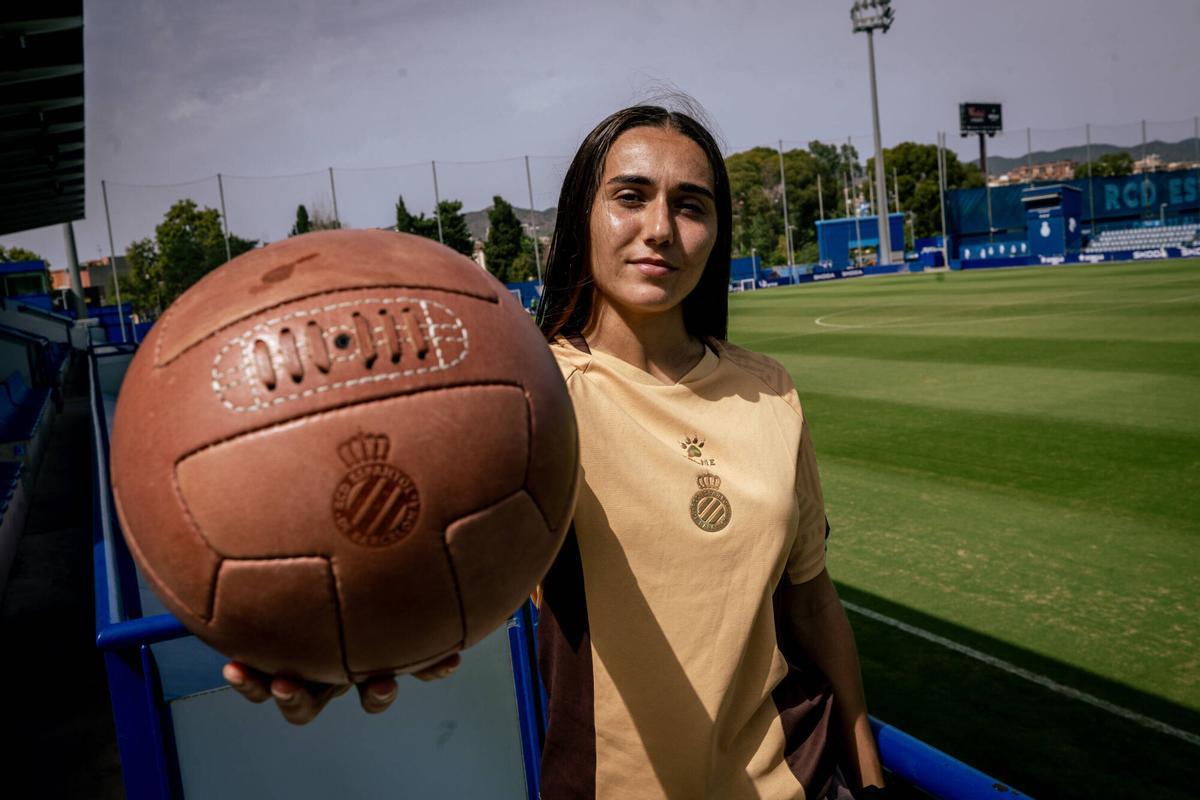Barcelona 26/08/2026 Deportes. Ona Baradad,jugadora del Espanyol,en la Ciutat Esportiva Dani Jarque tras la entrevista con El Periódico. AUTOR: JORDI OTIX