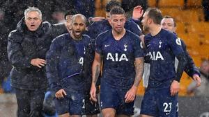 Jose Mourinho celebra alborozado con sus jugadores el triunfo del Tottenham en el campo del Wolverhampton.