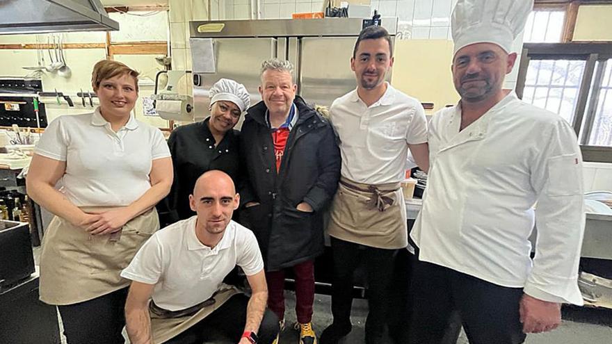 En el centro Chicote con el equipo del restaurante de Camarzana de Tera. | Cedida