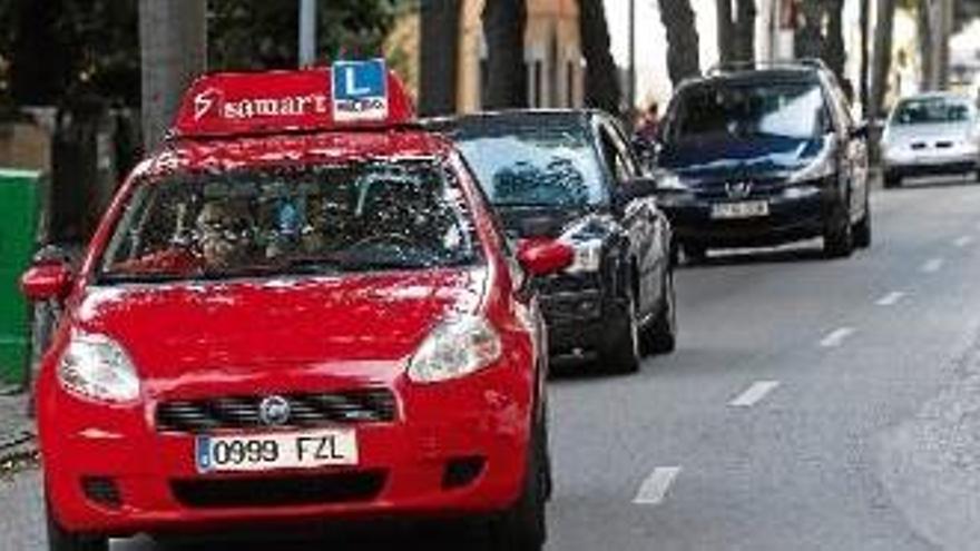 Un vehicle d&#039;autescola circulant per un carrer de la ciutat de Girona, en una imatge d&#039;arxiu.