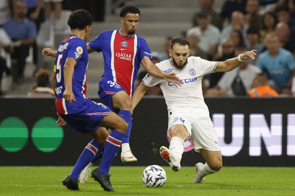 MARSEILLE (France), 20/09/2026.- Amine Gouiri (R) of Olympique Marseille and Warren Zaire-Emery of PSG in action during the French Ligue 1 match Olympique Marseille against Paris Saint-Germain FC, in Marseille, France, 20 September 2026. (Francia, Marsella) EFE/EPA/Guillaume Horcajuelo