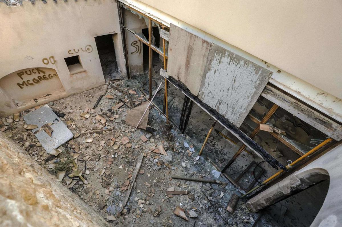 Los vándalos acceden al interior de la ‘possessió’ por este patio interior. | DM