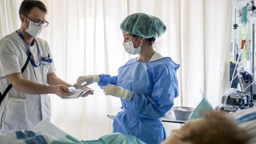 Clínicas y centros sanitarios del extranjero atraen a los enfermeros con ofertas laborales. | L.O.