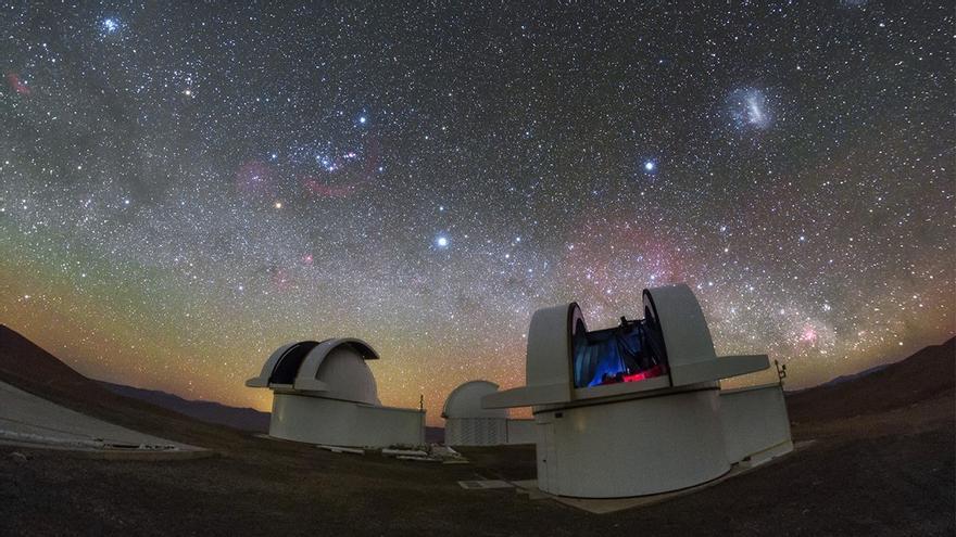 Los telescopios del Observatorio Austral SPECULOOS observan el impresionante cielo nocturno sobre el desierto de Atacama, Chile.