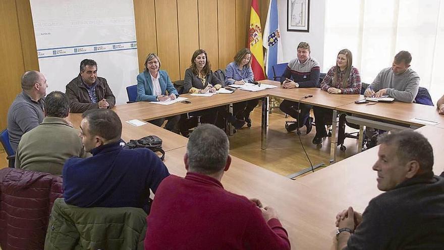 La reunión entre representantes de las cofradías y de la Consellería do Mar, ayer. // FdV