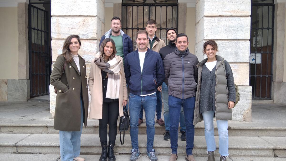 Los ocho jóvenes que han aprobado las plazas de policías locales en Badajoz, ayer, en el ayuntamiento.