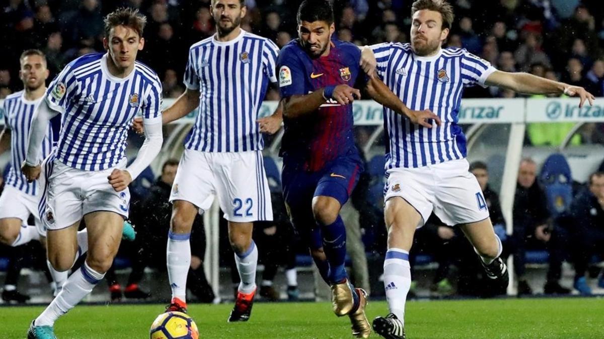 Luis Suárez intenta una incursión en el inicio del partido en Anoeta.